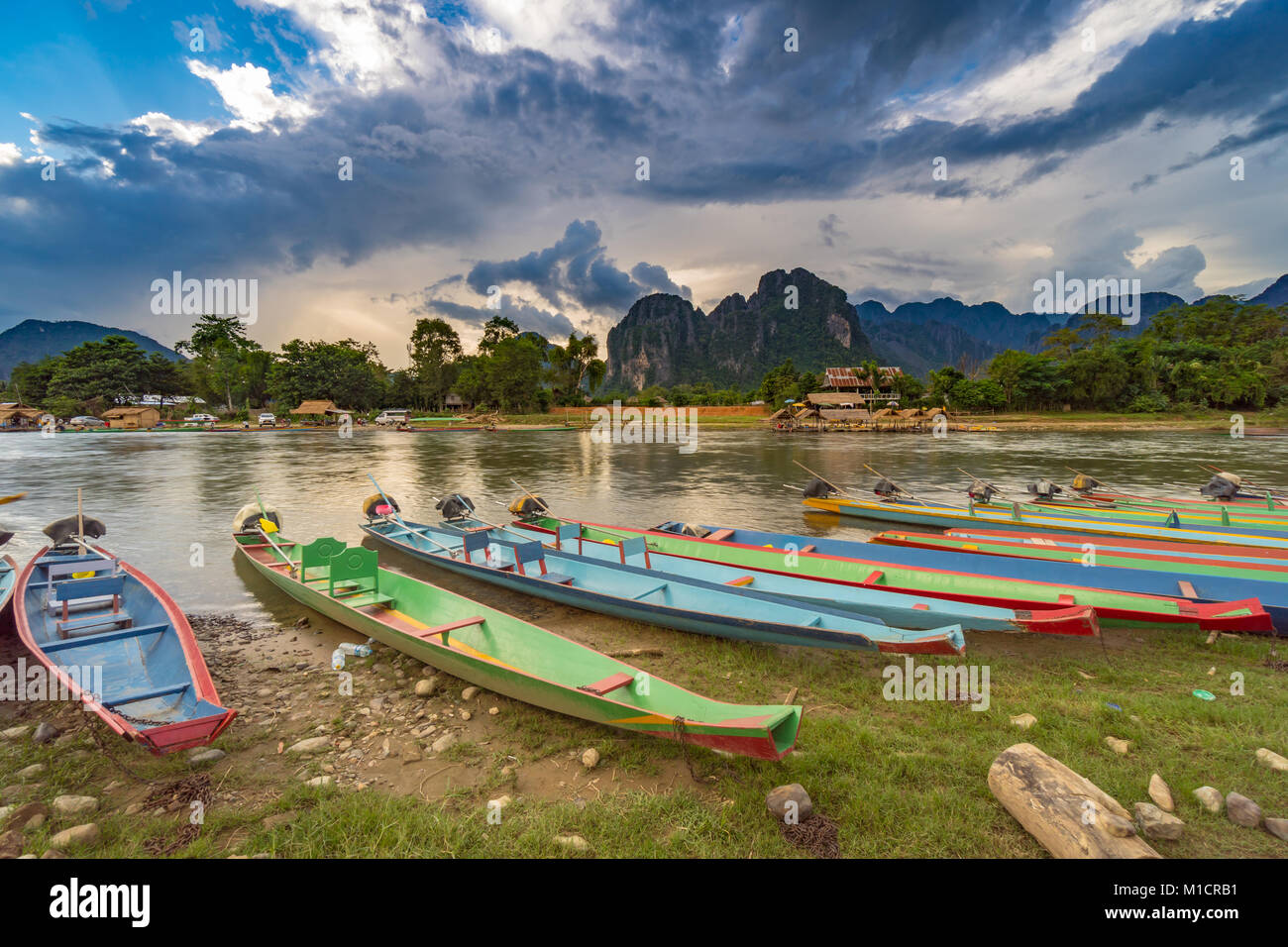 Long Tail boats sur le coucher du soleil à Song, Vang Vieng, Laos. Banque D'Images