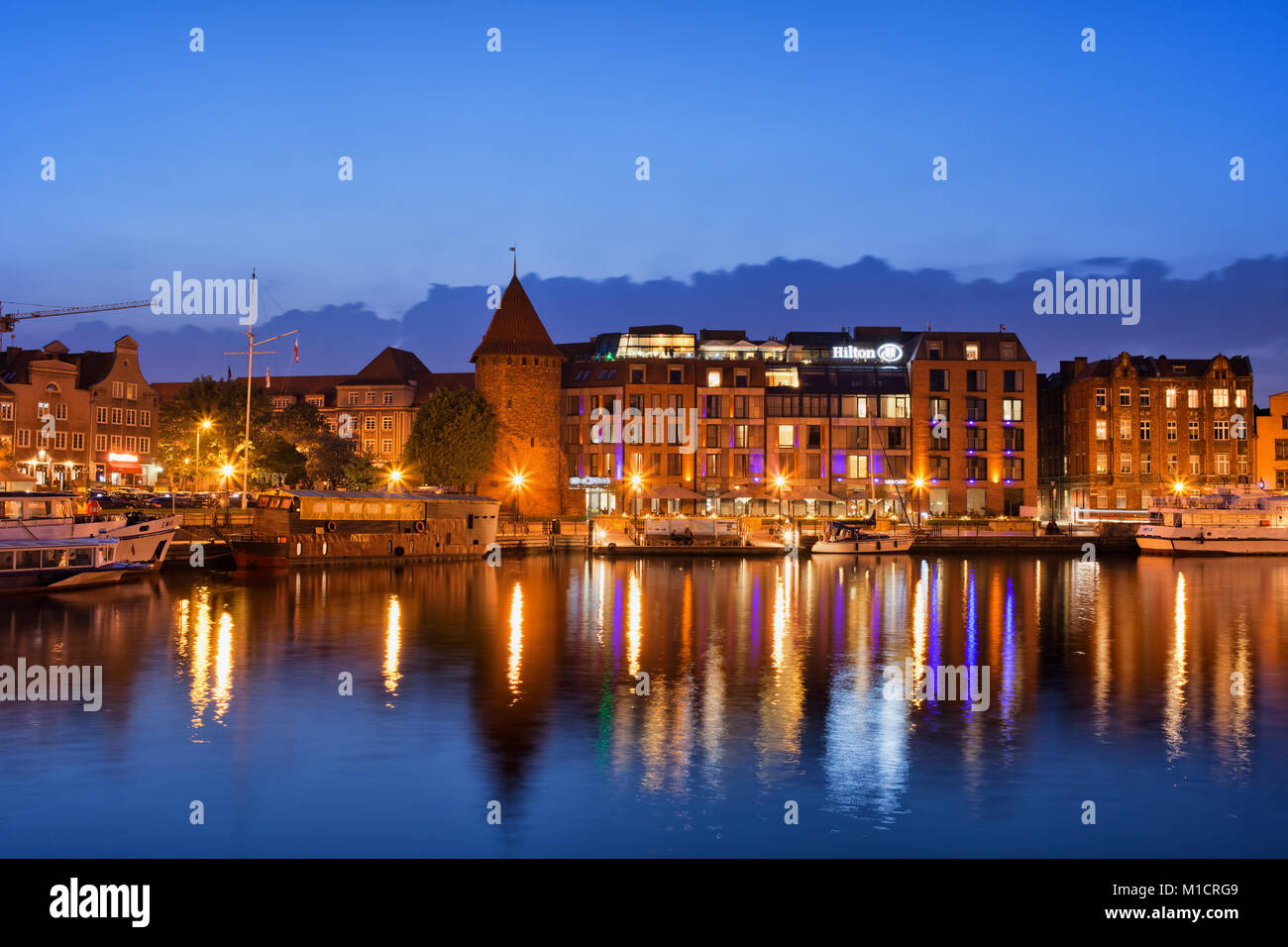 Hôtel Hilton de nuit dans la vieille ville de la ville de Gdansk en Pologne, de réflexions dans l'eau de la rivière Motlawa Banque D'Images