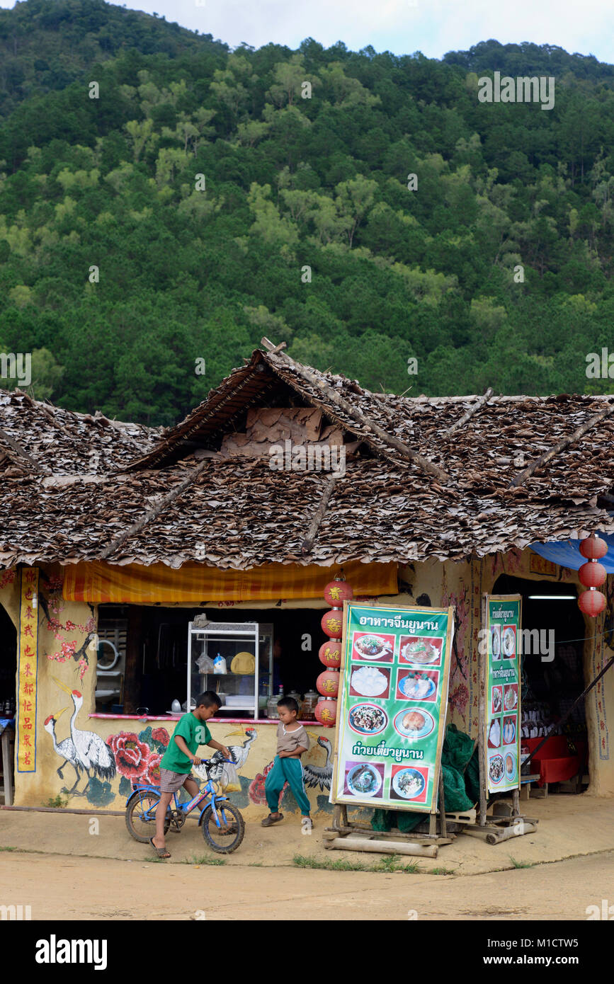 Un restaurant et un magasin dans le village chinois de Mae Aw près de la ville de Mae Hong Son au nord provinz de Mae Hong Son, dans le nord de la Thaïlande Banque D'Images