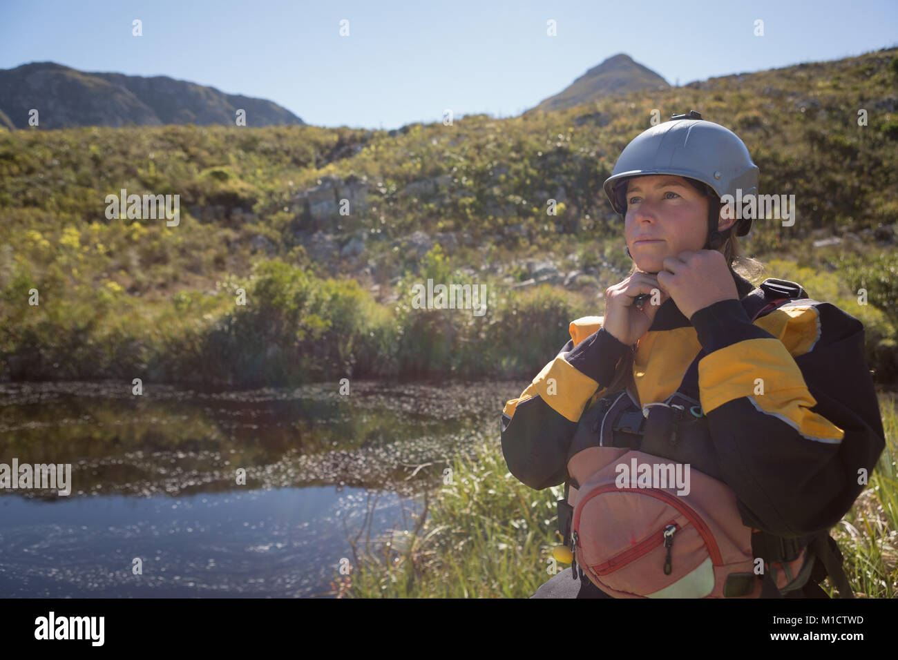 Woman wearing helmet Banque D'Images