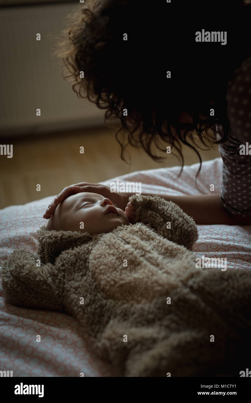 À la mère à son bébé pendant le sommeil Banque D'Images