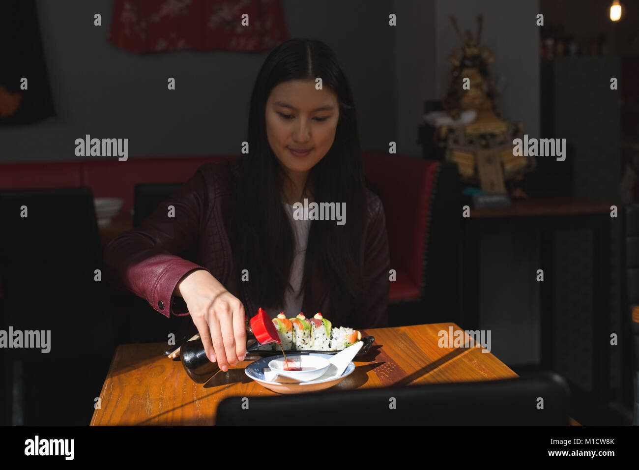 Femme au restaurant de sushi Banque D'Images