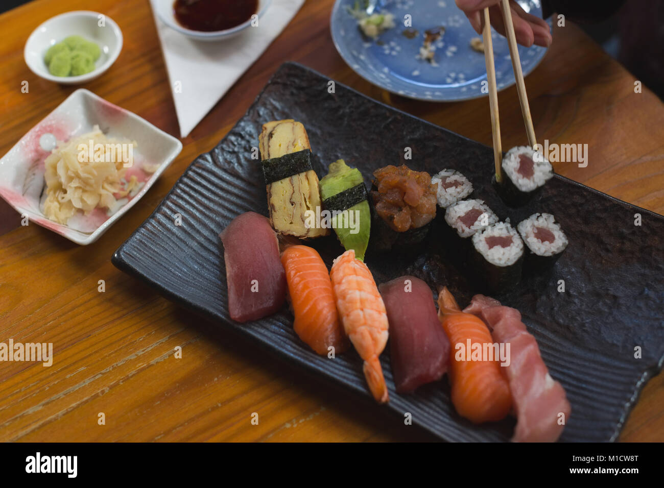 Femme au restaurant de sushi Banque D'Images