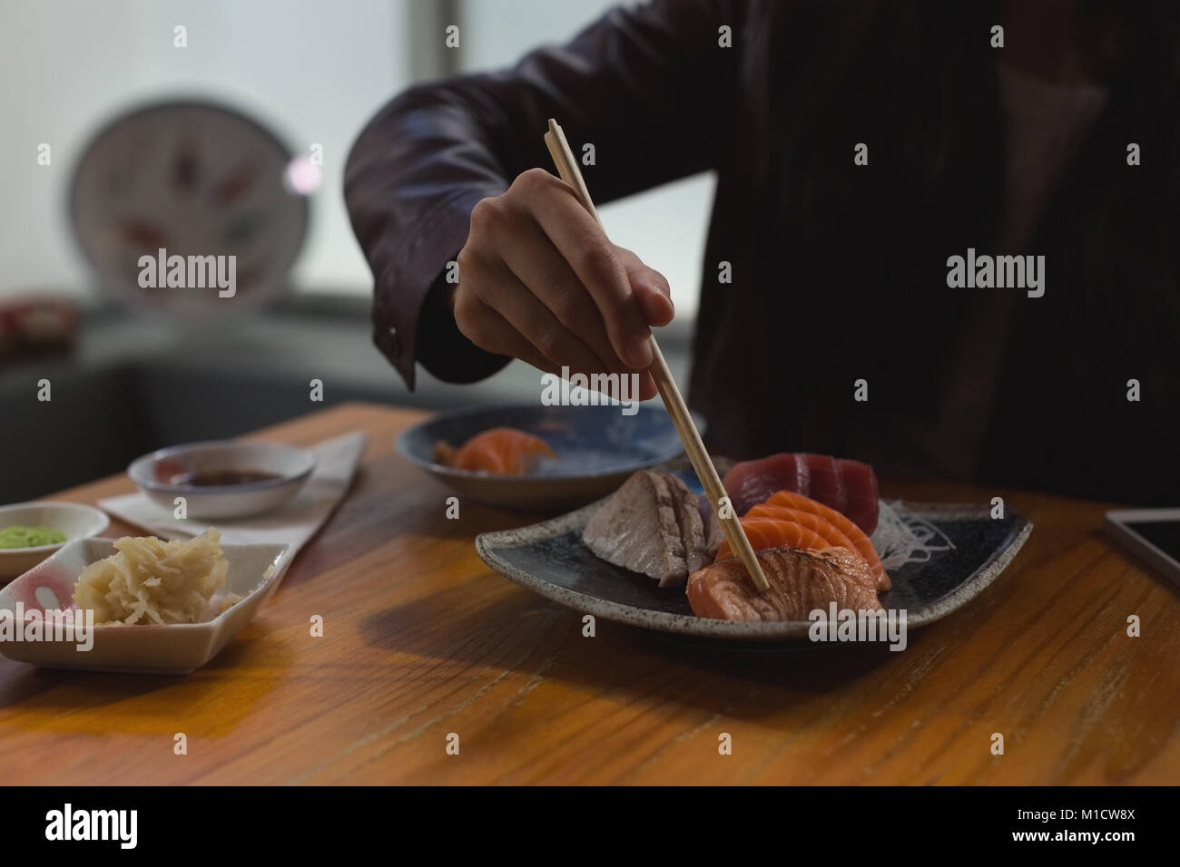 Femme au restaurant de sushi Banque D'Images