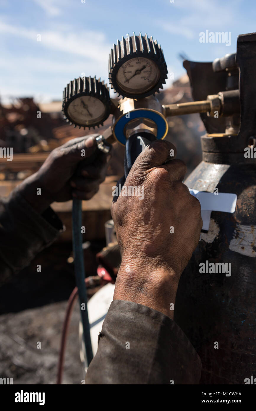 Exploitation des travailleurs de la bouteille de gaz dans la région de ferrailles Banque D'Images