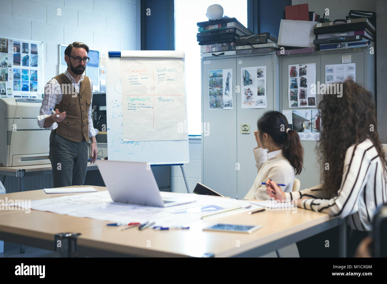 La présentation à donner à un collègue sur un tableau Banque D'Images