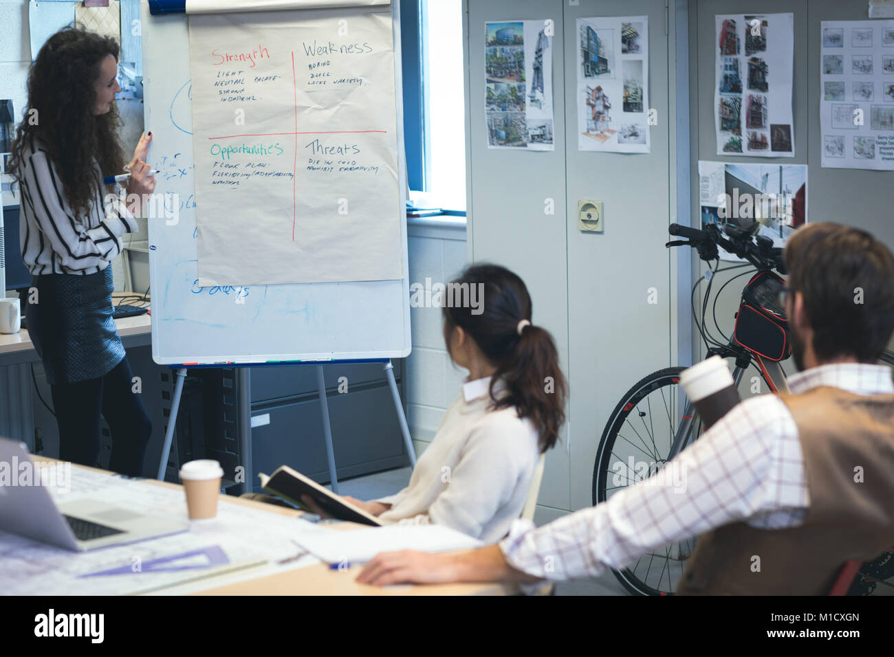 La présentation à donner à un collègue sur un tableau Banque D'Images