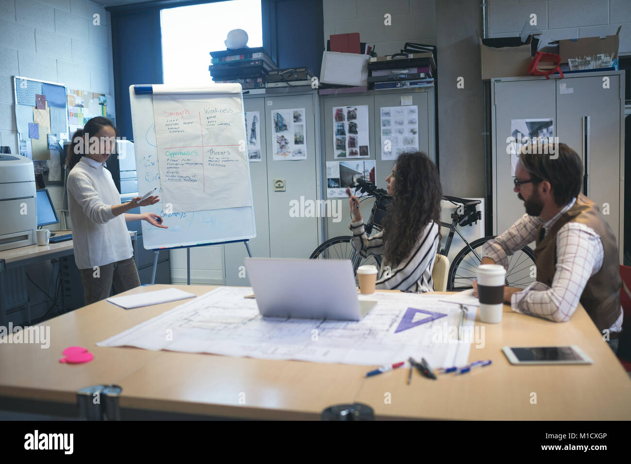 La présentation à donner à un collègue sur un tableau Banque D'Images
