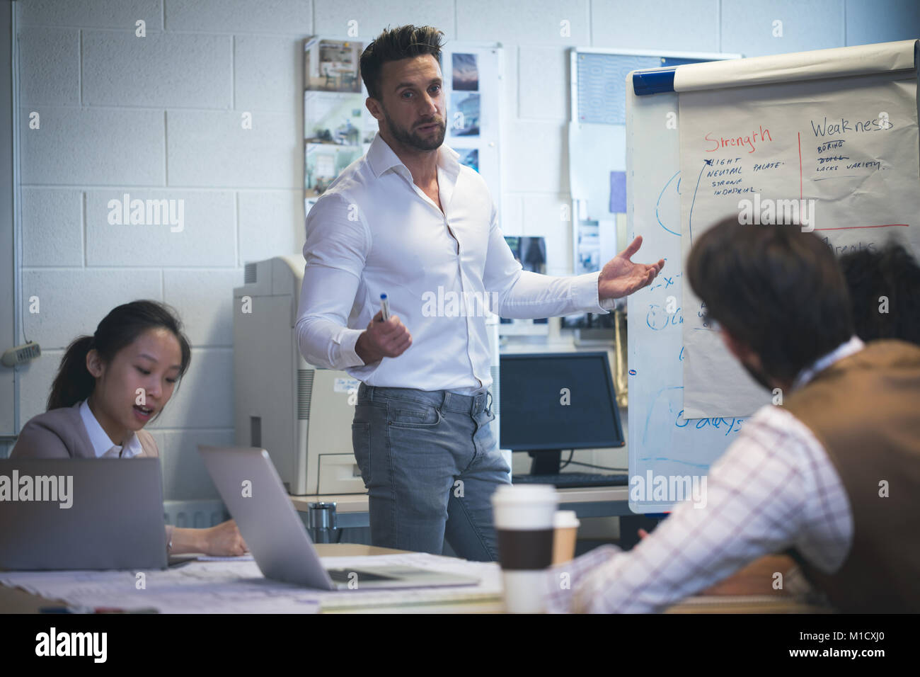 La présentation à donner à un collègue sur un tableau Banque D'Images