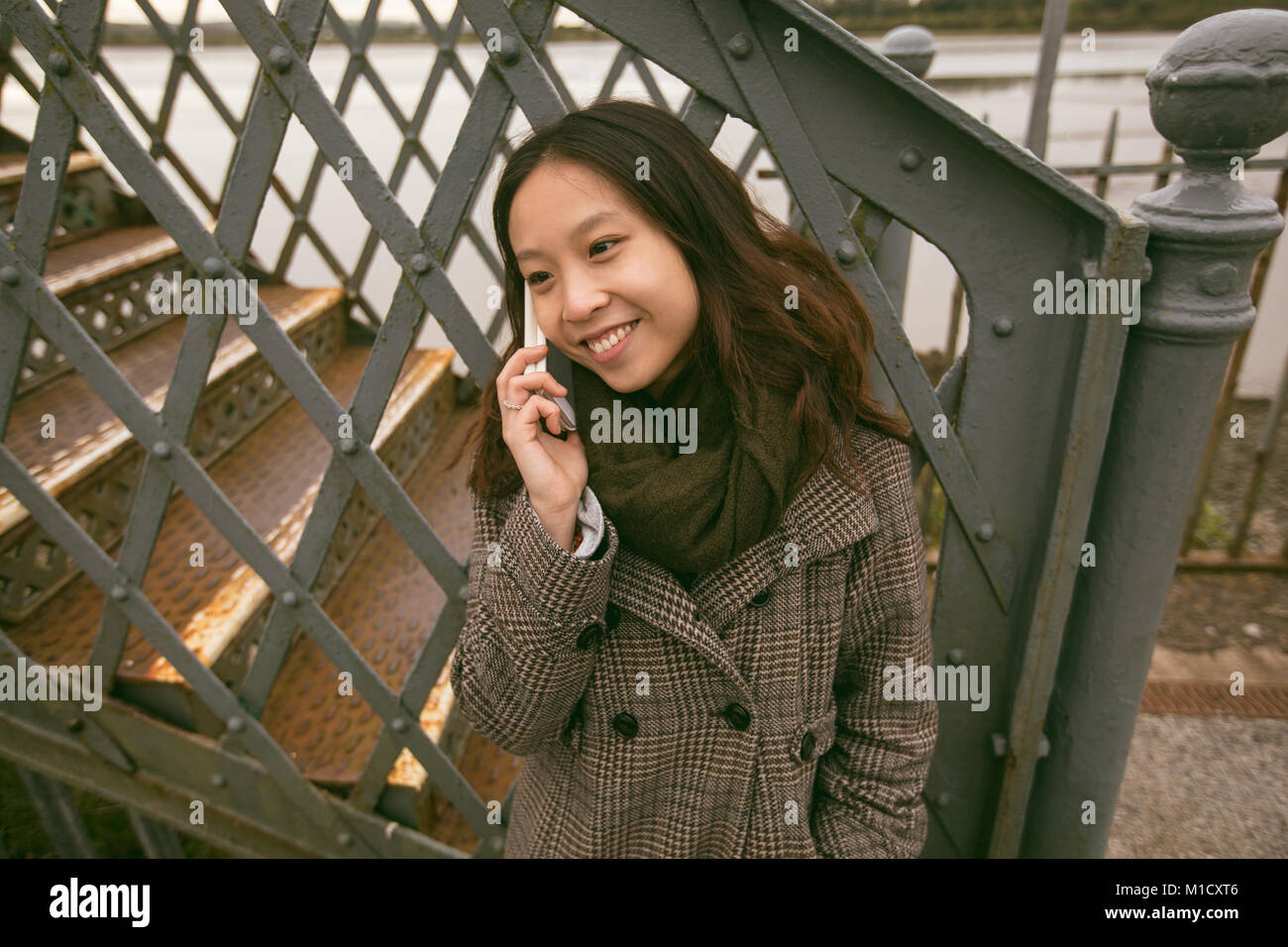 Beautiful Woman talking on mobile phone Banque D'Images