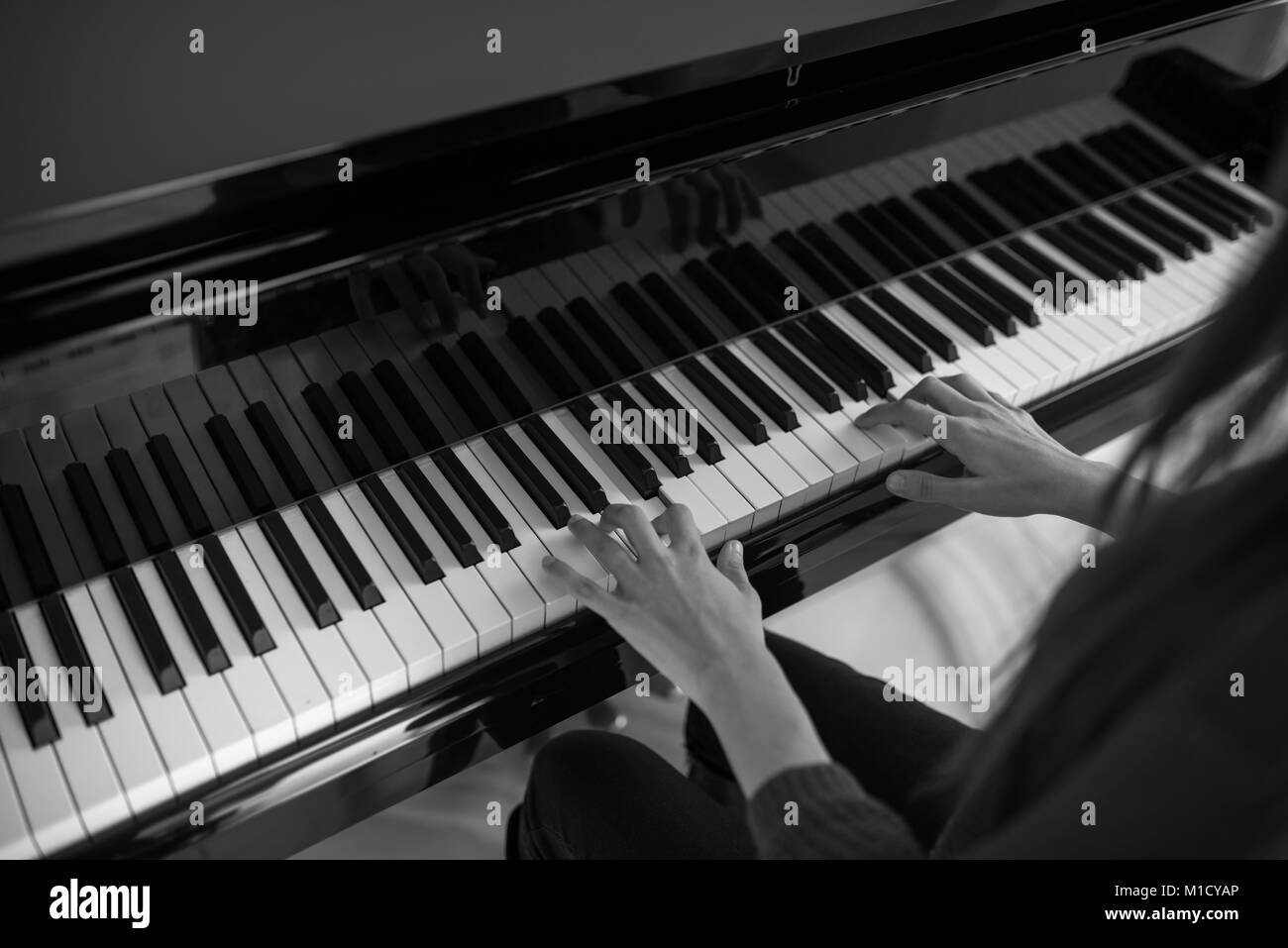 La musique de piano pianiste jouant les mains. Instrument de musique piano détails avec des joueurs Main sur fond blanc Banque D'Images
