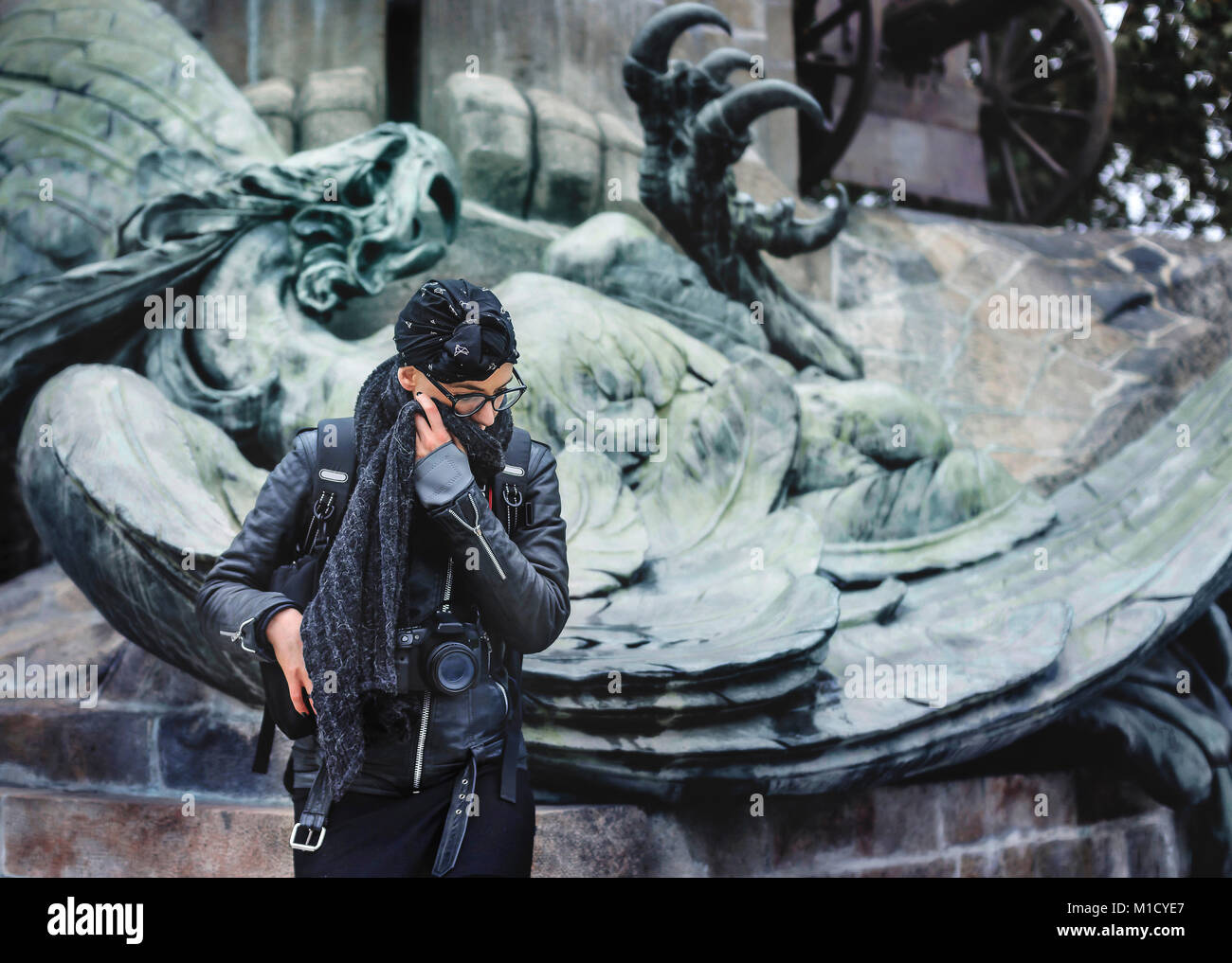 Femme photographe contemplant par l'Iron Eagle statue Banque D'Images