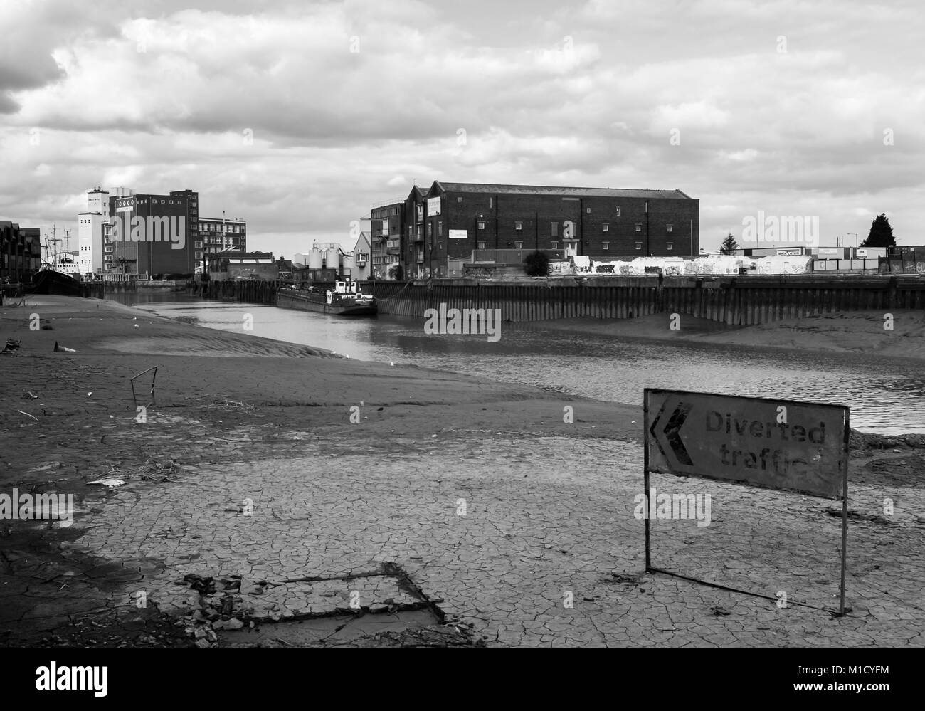 Un panneau routier dans la boue de la rivière Hull Banque D'Images