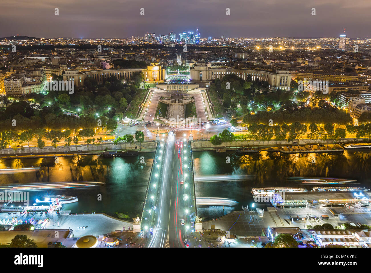 Vue aérienne de Siene river et du Trocadéro à Paris, France la nuit Banque D'Images