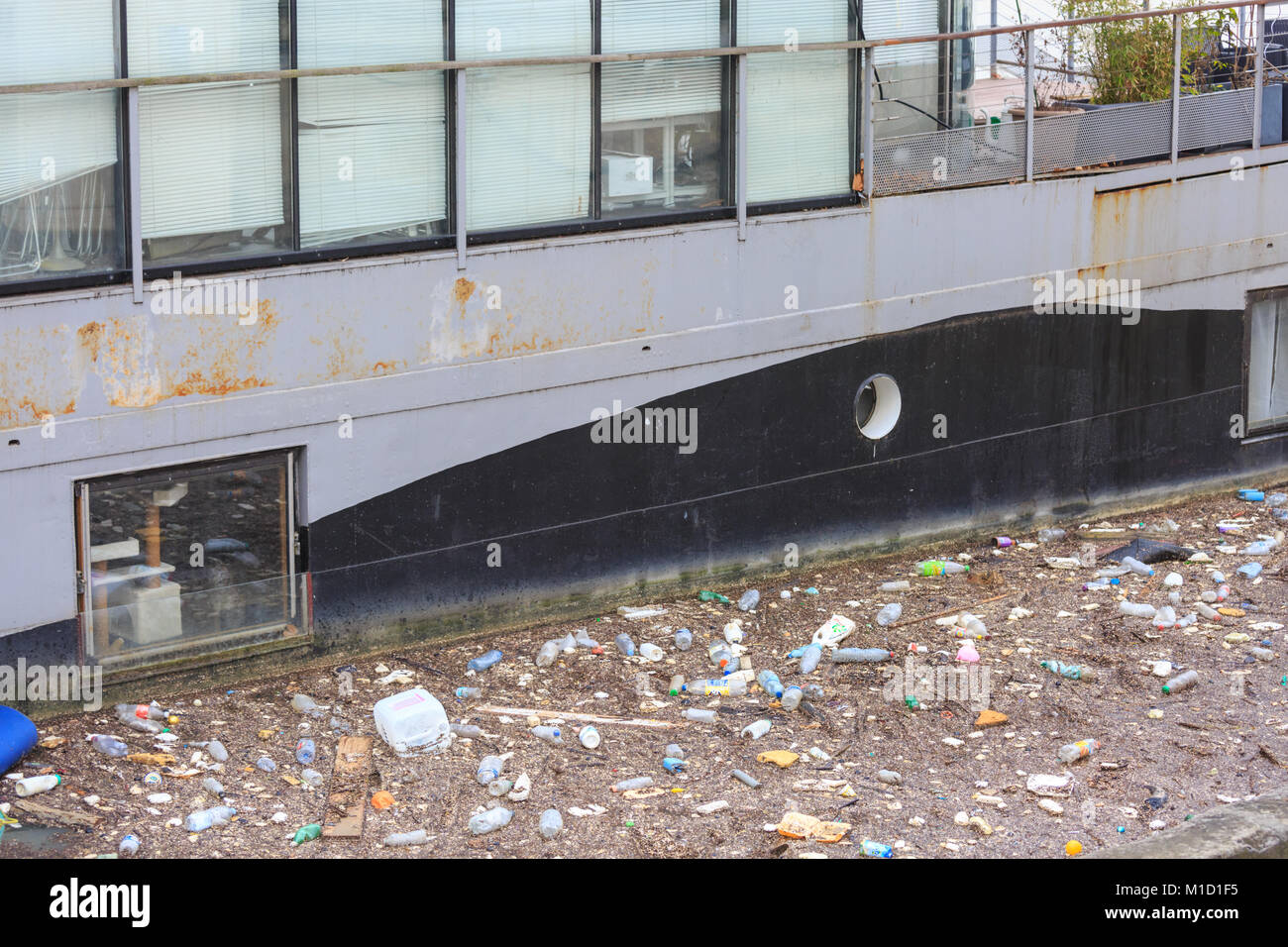 Élimination des déchets de déchets recueille dans l'eau de la Seine, l'eau monte et la rivière éclate ses banques à Paris, France Banque D'Images