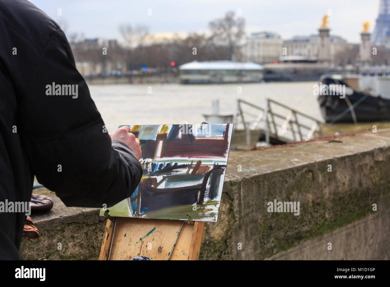 Un artiste peint une peinture à l'huile de la Seine à Paris son whilsts les niveaux d'eau sont élevés pendant les inondations, Paris, France Banque D'Images