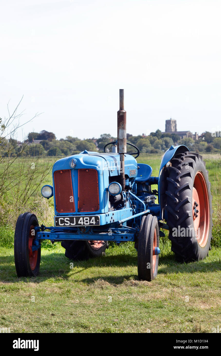 Poster Vintage Fordson Tracteur - Affiche 50x70cm - PostersAndCo