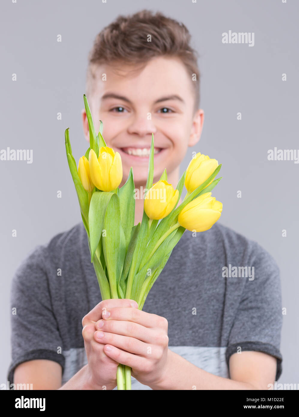 Teen boy avec des fleurs Banque D'Images