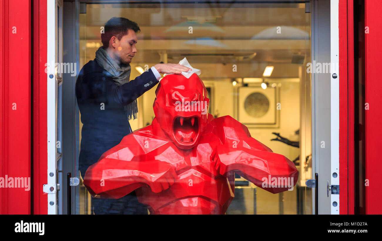 Le gorille rouge sculpture intitulée 'Wild Kong' par le sculpteur et artiste Richard Olinsky est nettoyé par le personnel à la Galerie Montmartre à Paris, France Banque D'Images