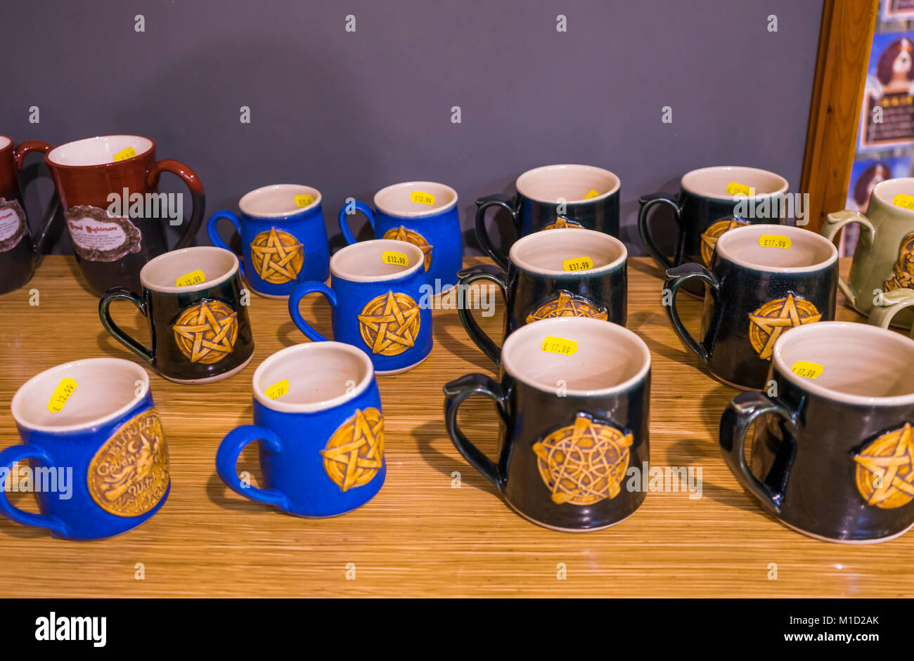 Les tasses avec un pentagramme symbole sur elle dans une boutique ésotérique, spirituel sorcellerie Banque D'Images