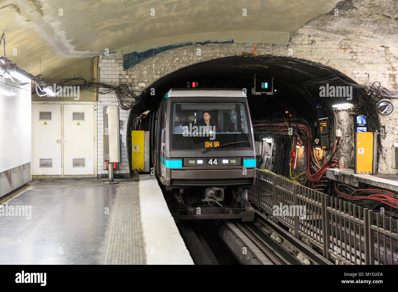 Paris Métro métro arrivant à la station de métro Pigalle, Paris, France Banque D'Images