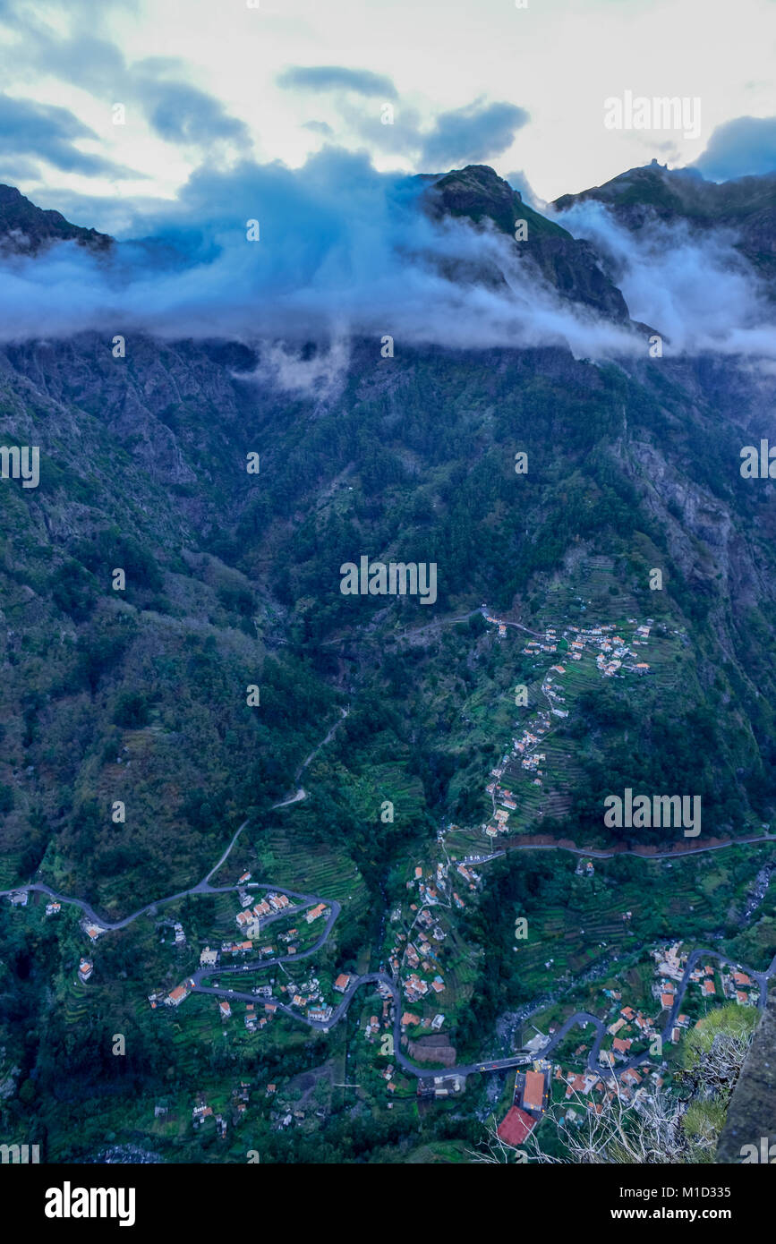Village de Montagne de la Vallée des nonnes', 'Les montagnes centrales, Madeira, Portugal, Bergdorf 'Curral das Freiras', Zentralgebirge Banque D'Images