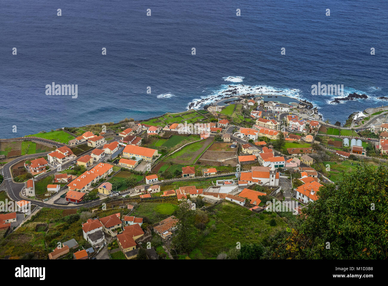 Vue sur la ville, Porto Moniz, Madeira, Portugal, Stadtansicht Banque D'Images