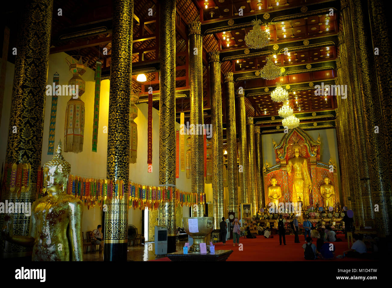 Dans l'intérieur du temple de bouddha, Wat Chedi Luang Chiang Mai - Thaïlande. Banque D'Images