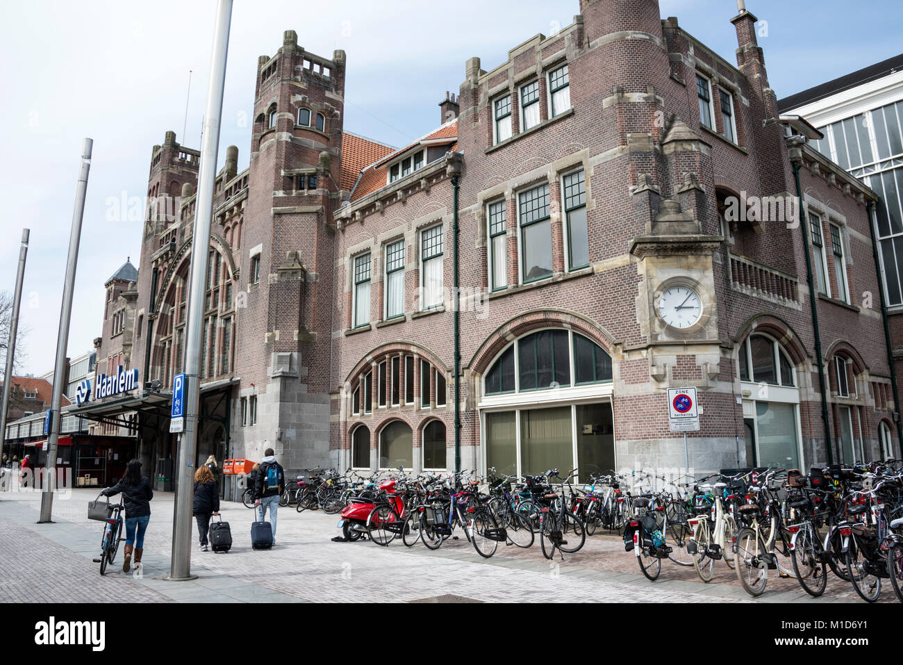 Principale gare ferroviaire néerlandais avec le logo à Haarlem dans Haarlem, Hollande. Banque D'Images