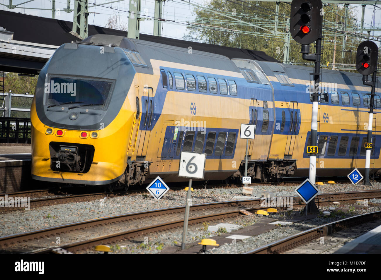 NS un double-pont de VIRM train à la gare de Haarlem à Haarlem, Hollande Banque D'Images