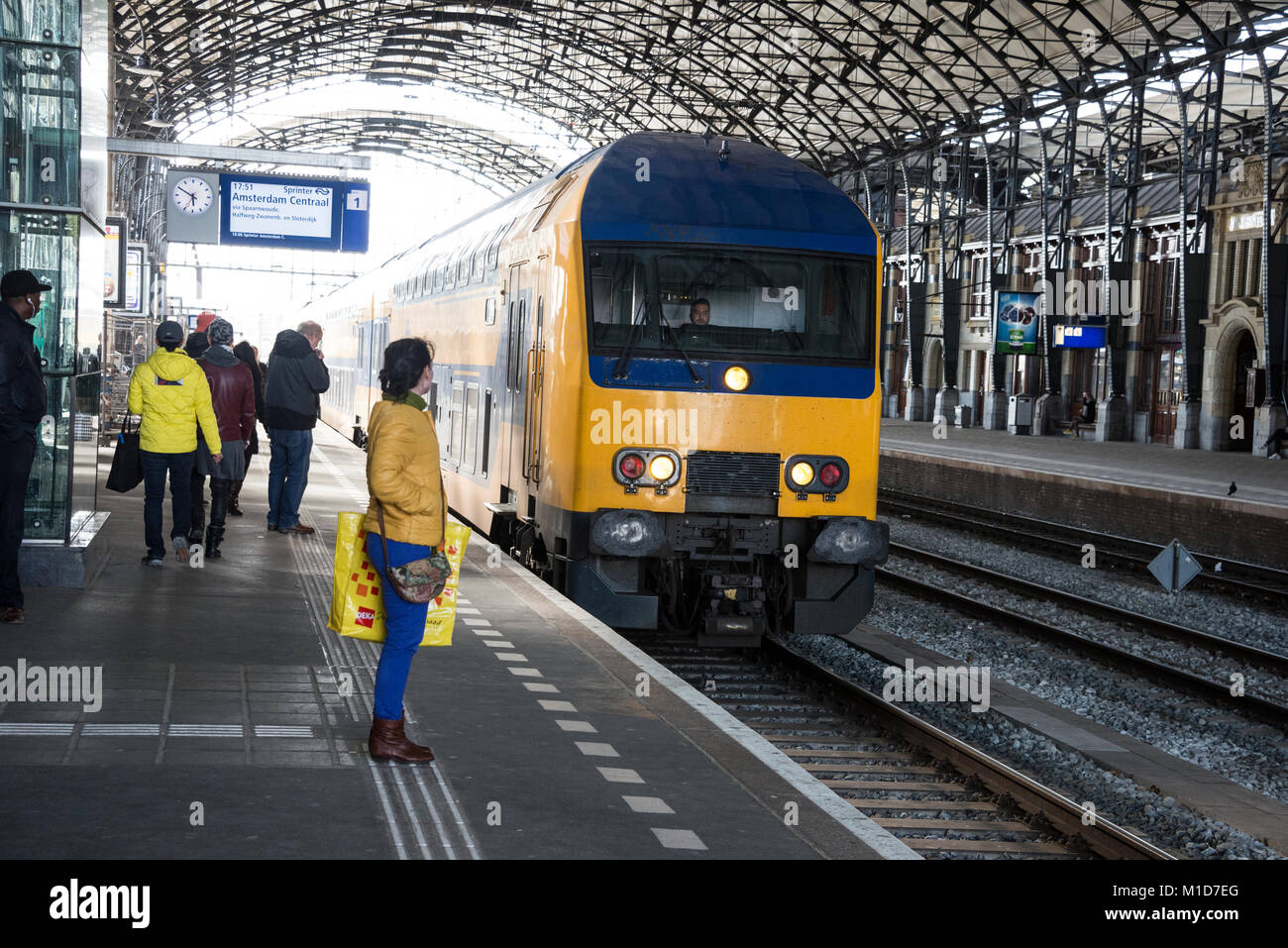 NS un double-pont de VIRM train arrive à la gare de Haarlem à Haarlem, Hollande Banque D'Images