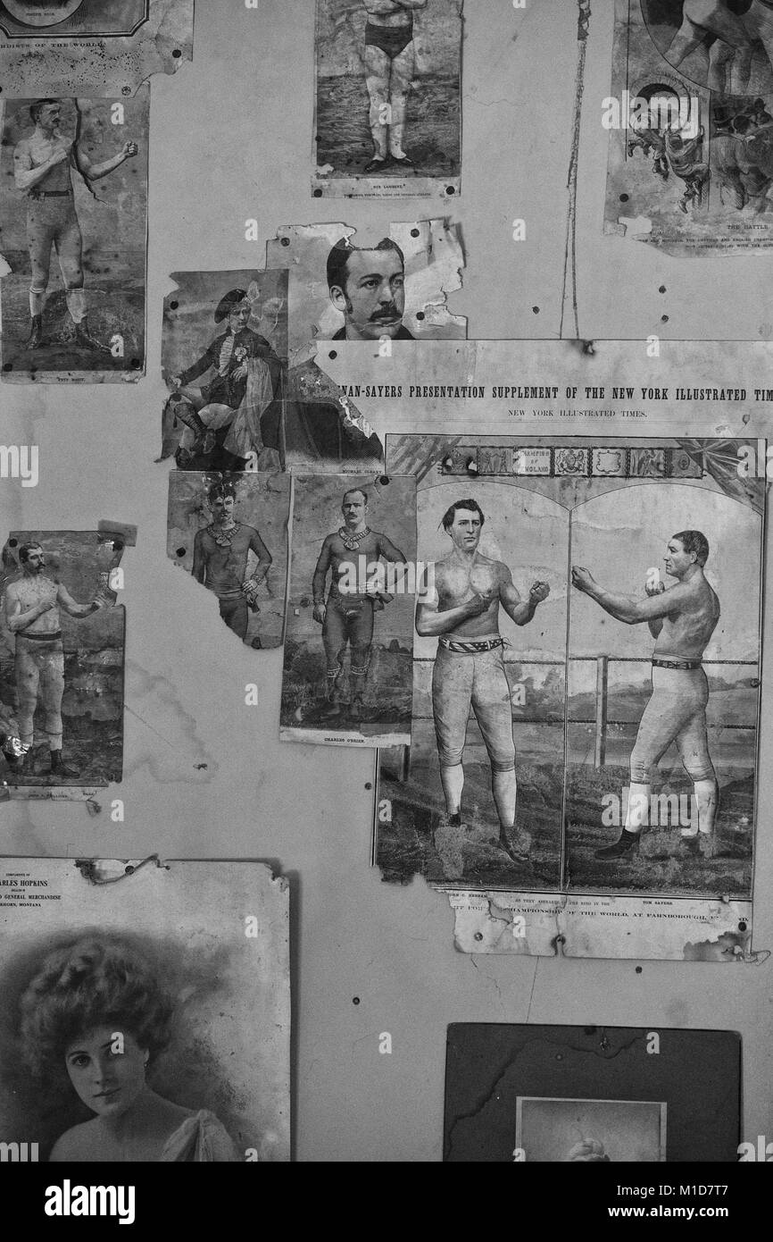 Des hangings de mur dans une chambre à Nevada City, Montana ville fantôme. USA Banque D'Images