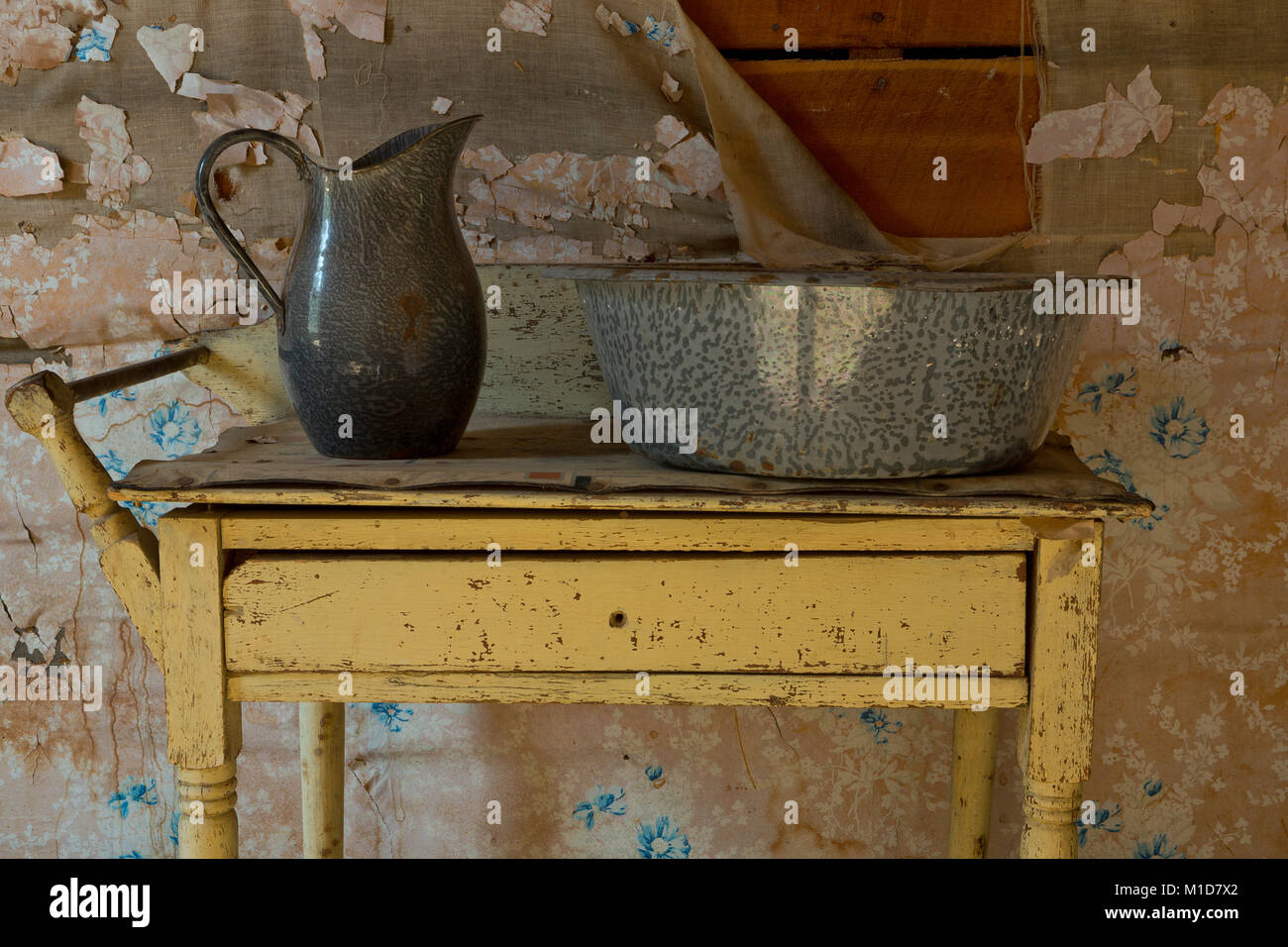 Un lavabo dans la ville fantôme de grenat de Montana. USA Banque D'Images