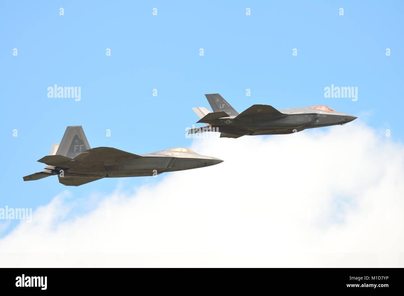 USAF Lockheed Martin F-22A Raptor et F-35A Lightning II Chasseurs furtifs Banque D'Images