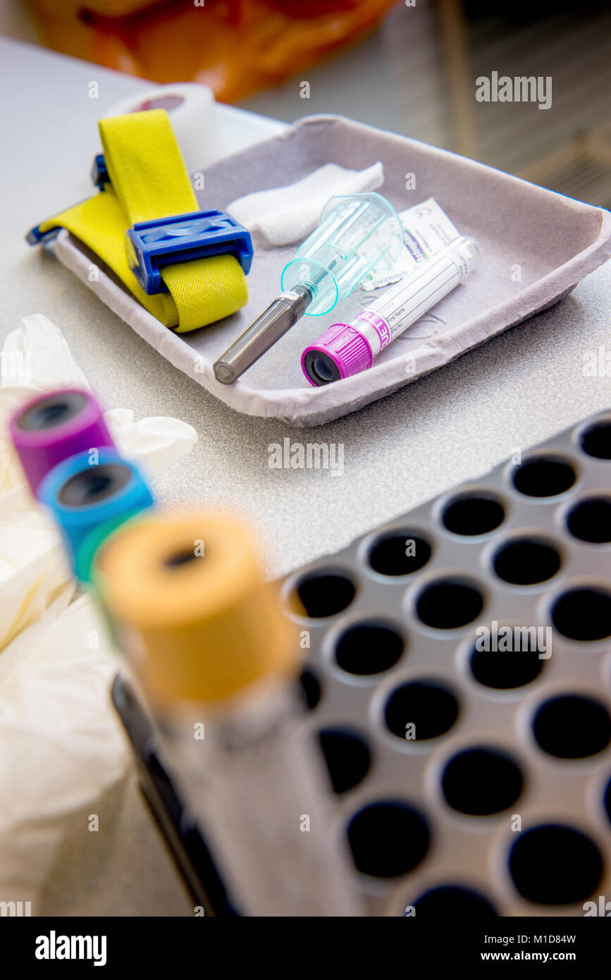 Équipement de test des échantillons de sang configuré et prêt à l'emploi dans une clinique de santé. Banque D'Images