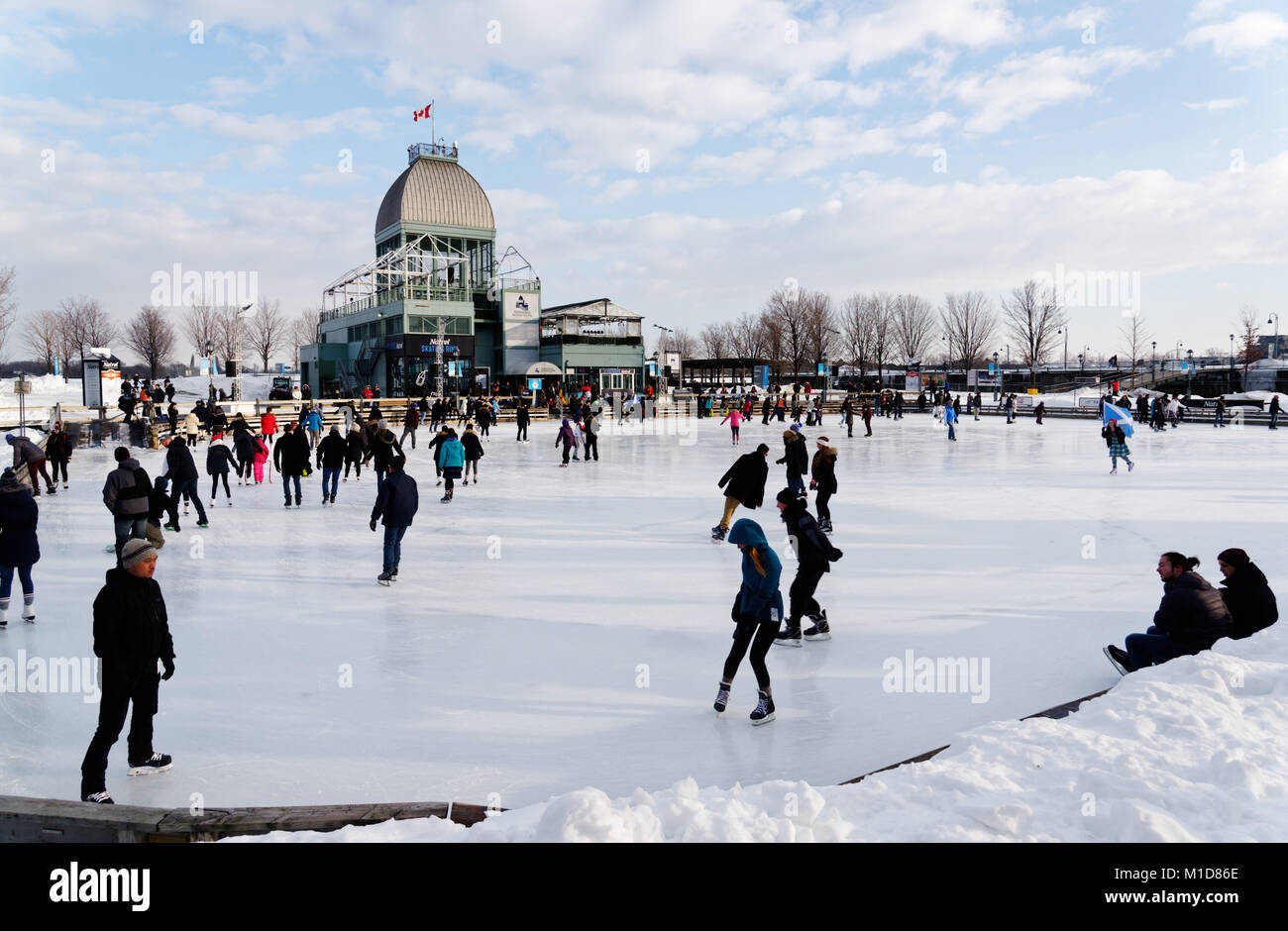 Patineurs sur la patinoire dans le Vieux Port (Vieux Port) de Montréal, Québec, Canada Banque D'Images