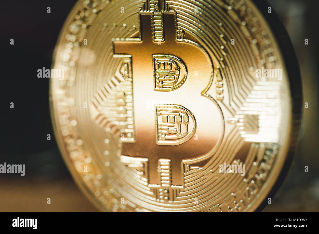 Les Bitcoins en or sur un fond sombre. Close up. Banque D'Images