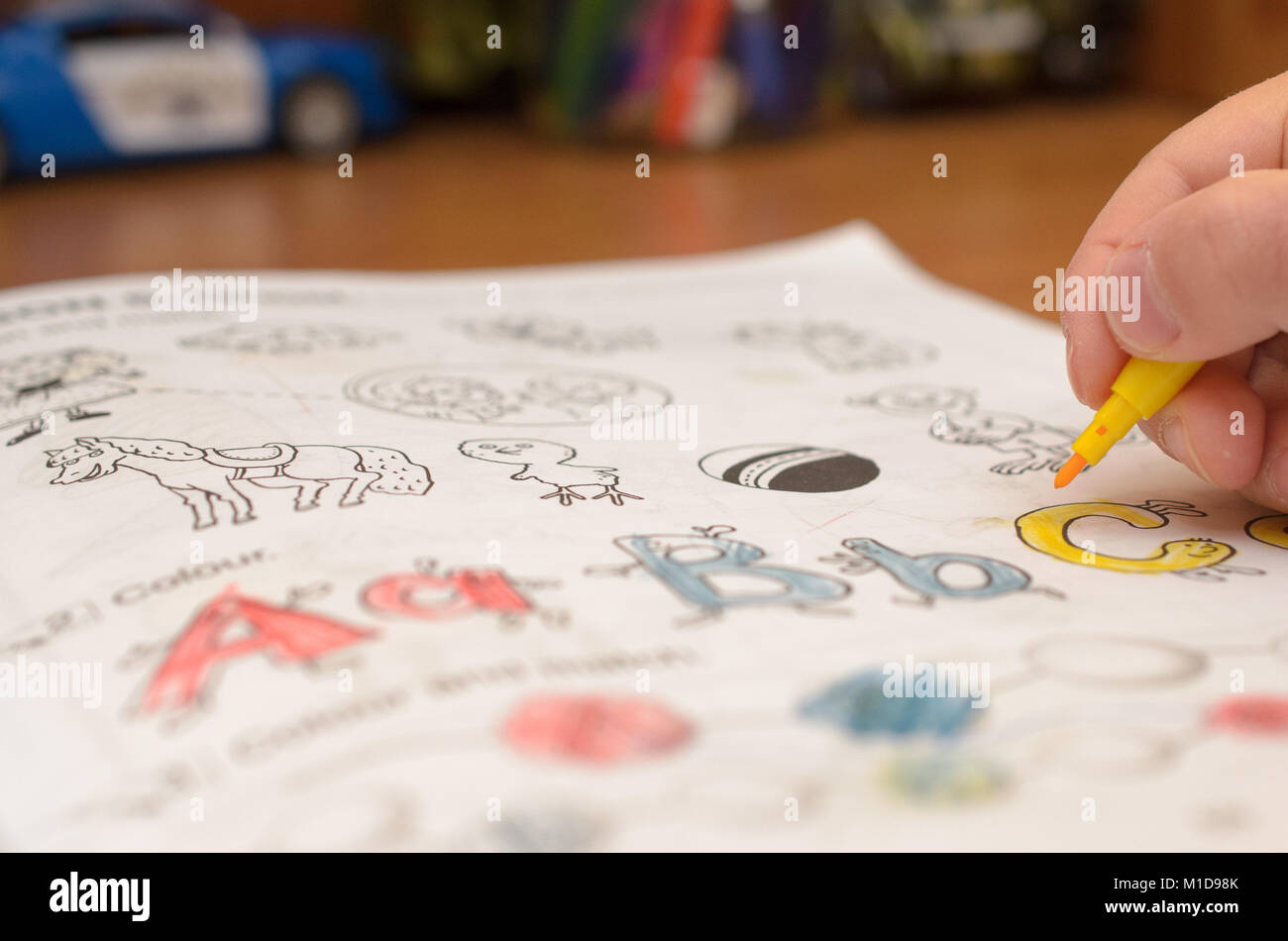 La main d'un enfant écrit et affiche English lettres d'un ordinateur  portable et de l'alphabet avec un crayon et un stylo-feutre Photo Stock -  Alamy