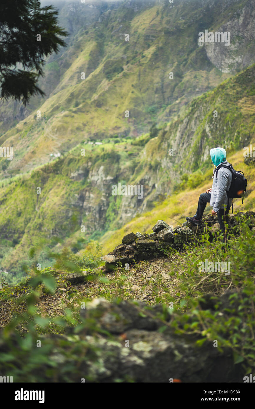 Sac à dos à la plus touristique avec le paysage rural avec crête de montagne sur le chemin d'Xo-Xo Valley. L'île de Santo Antao, Cap Vert Banque D'Images