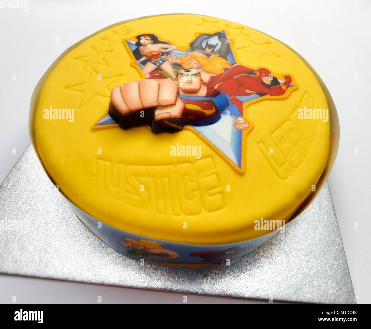Gateau D Anniversaire De Super Heros Photo Stock Alamy Gateau D Anniversaire De Super Heros Photo Stock Alamy