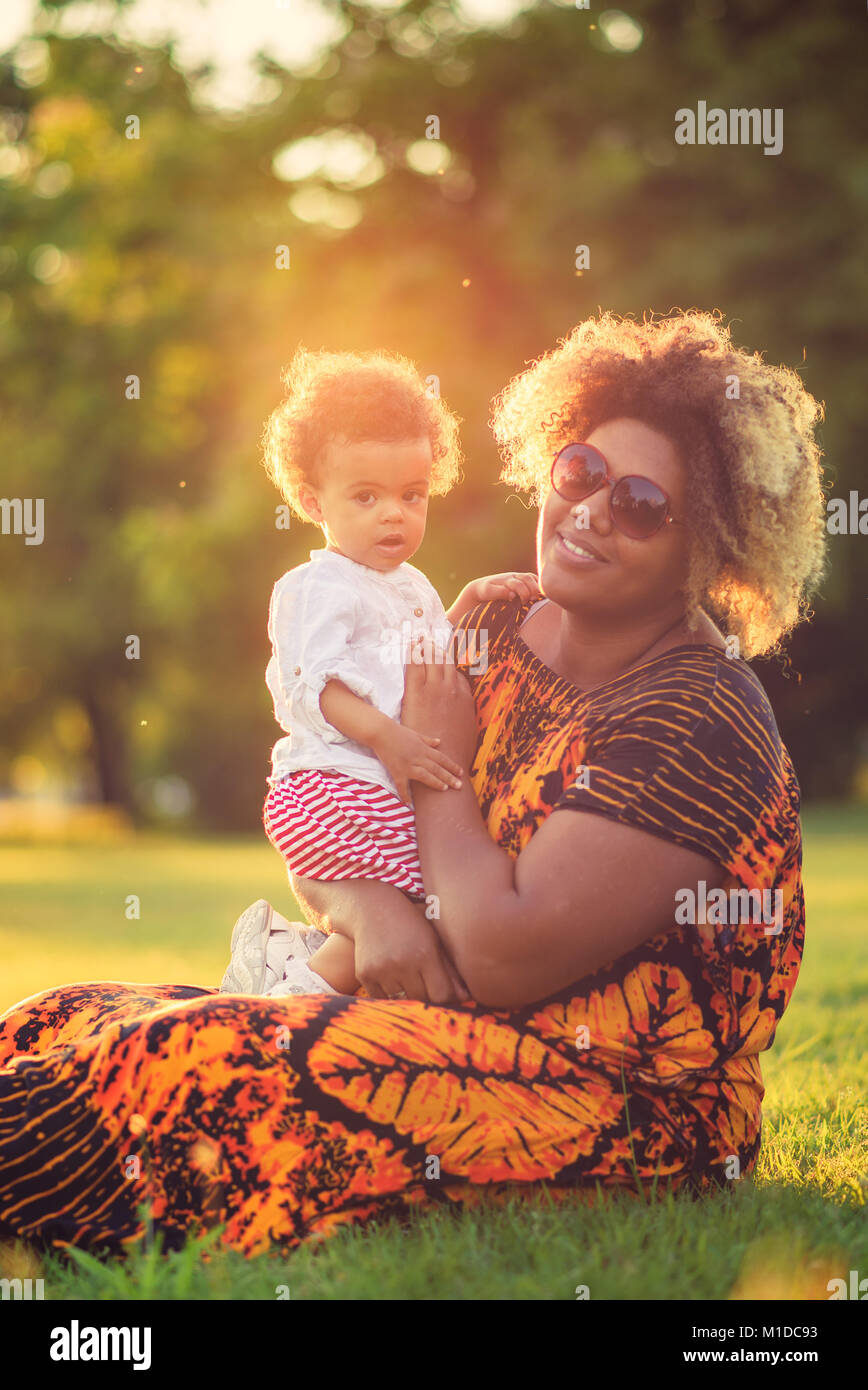 Mère et sa fille s'amusant dans le parc Banque D'Images
