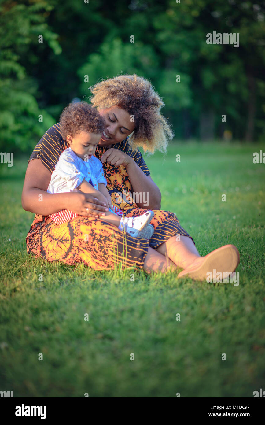 Mère et sa fille s'amusant dans le parc Banque D'Images