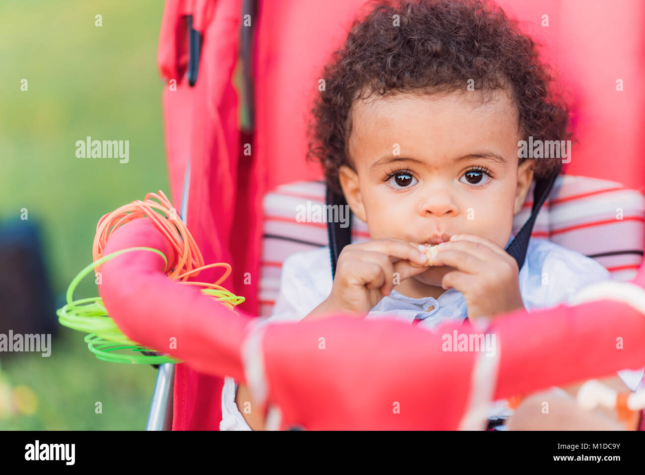 Mignon bébé mange un cookie Banque D'Images