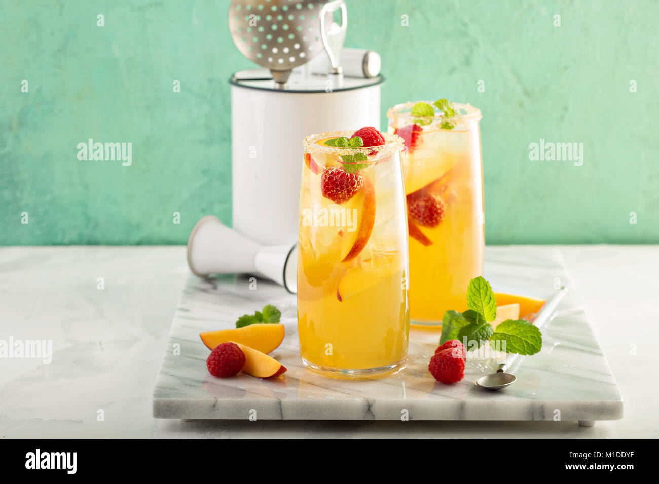 Boisson d'été froide rafraîchissante colorés avec des pêches Banque D'Images