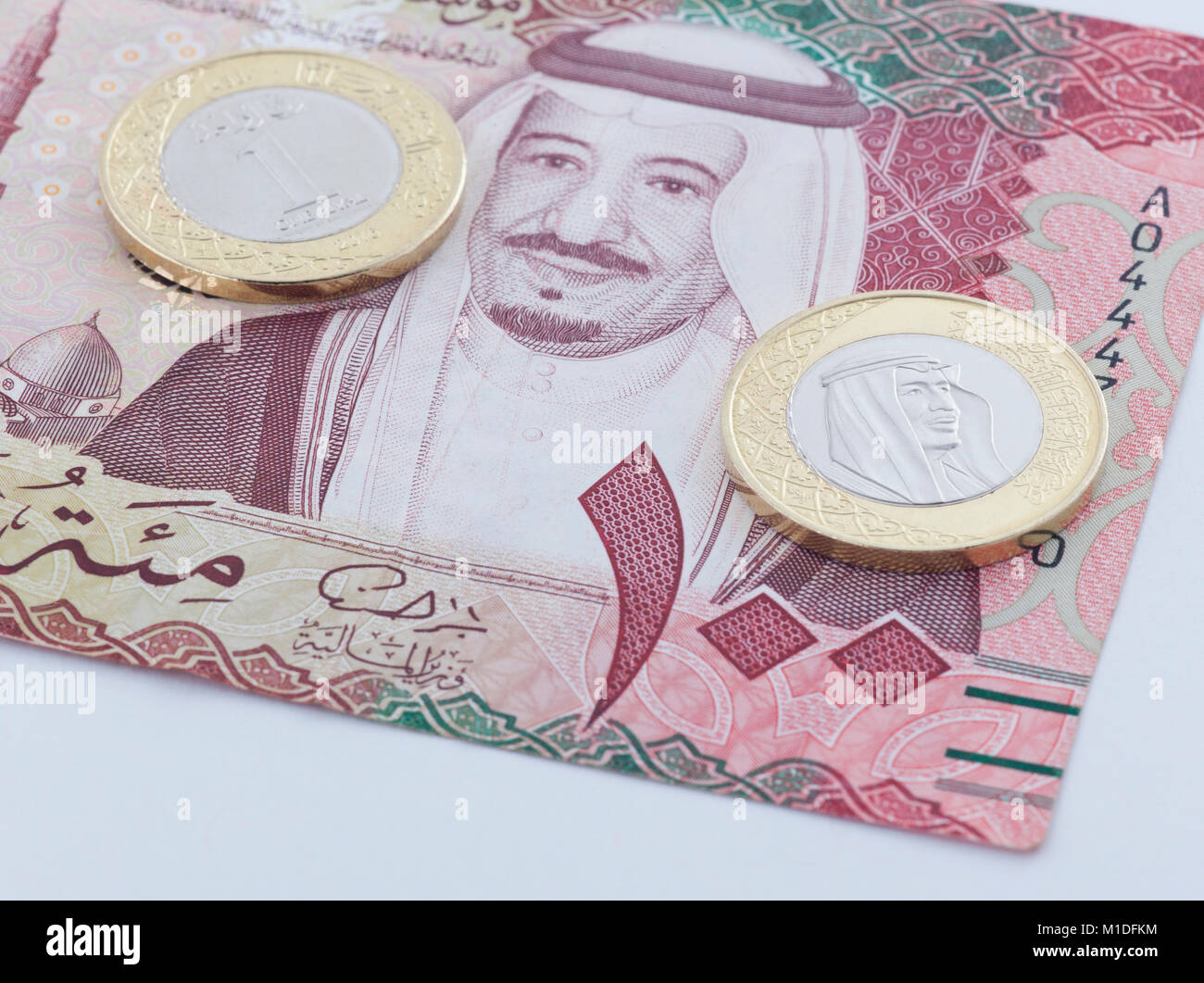 Billet de 100 riyals saoudiens et nouvelle pièce montrant King Salman d'Arabie Saoudite Banque D'Images