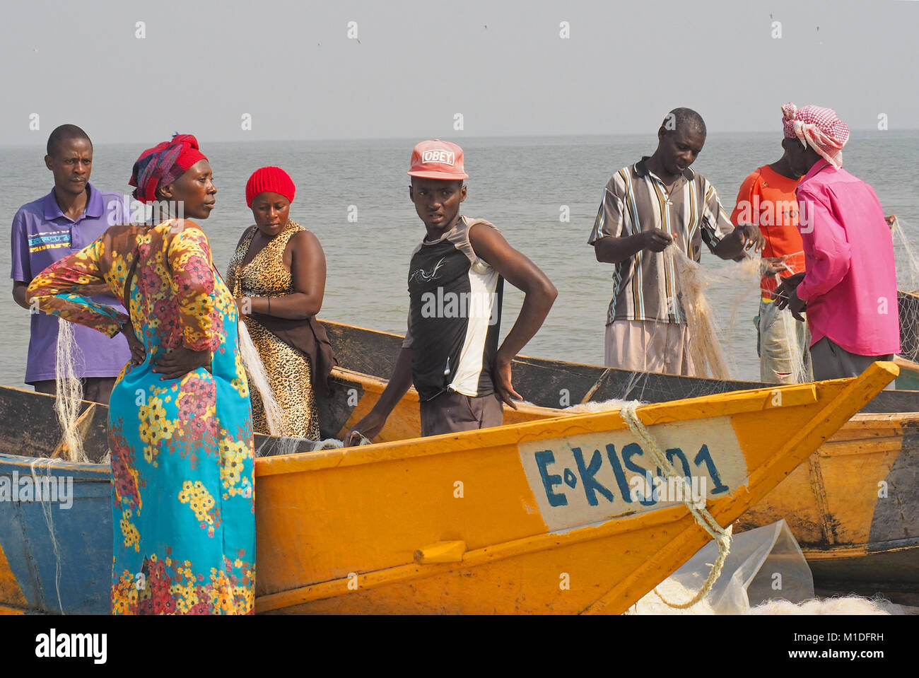 Les familles de pêcheurs de rassemblement du village sur les bateaux de pêche sur les rives du lac Édouard dans l'Ouganda du Parc national Queen Elizabeth. Banque D'Images
