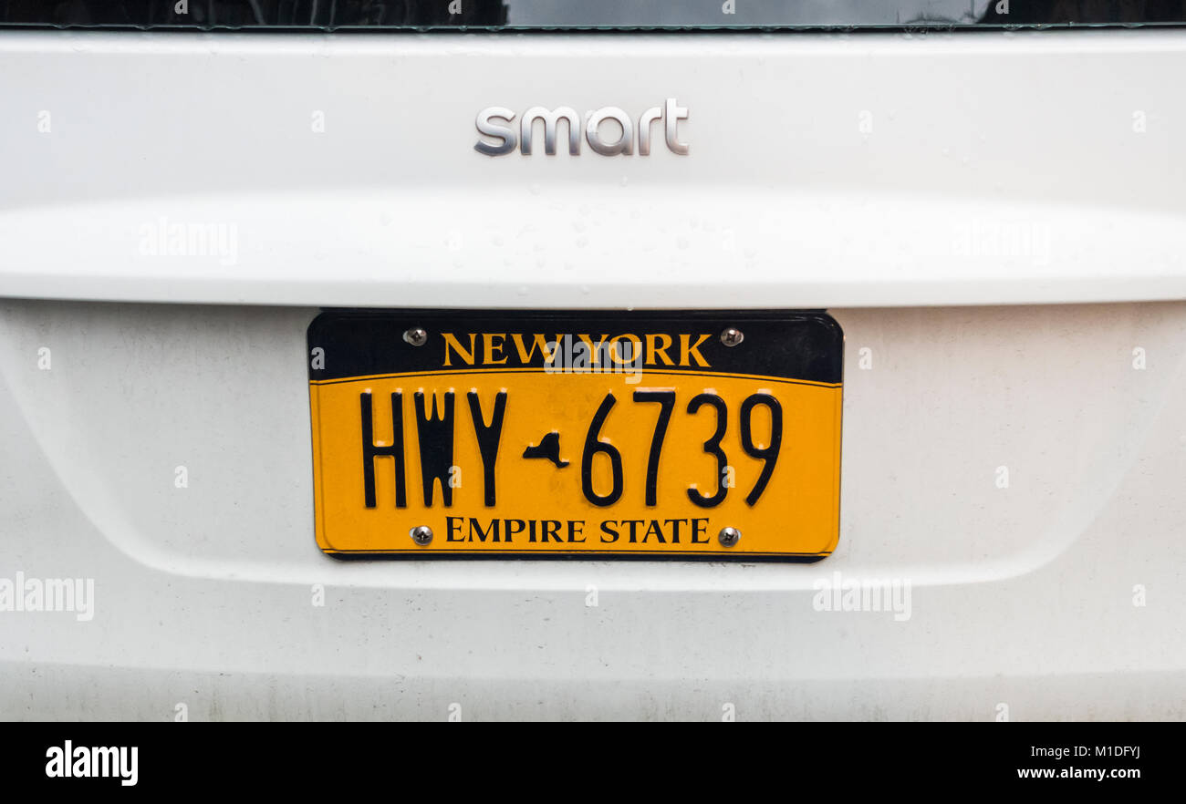 New York d'immatriculation sur une voiture Smart blanc Banque D'Images