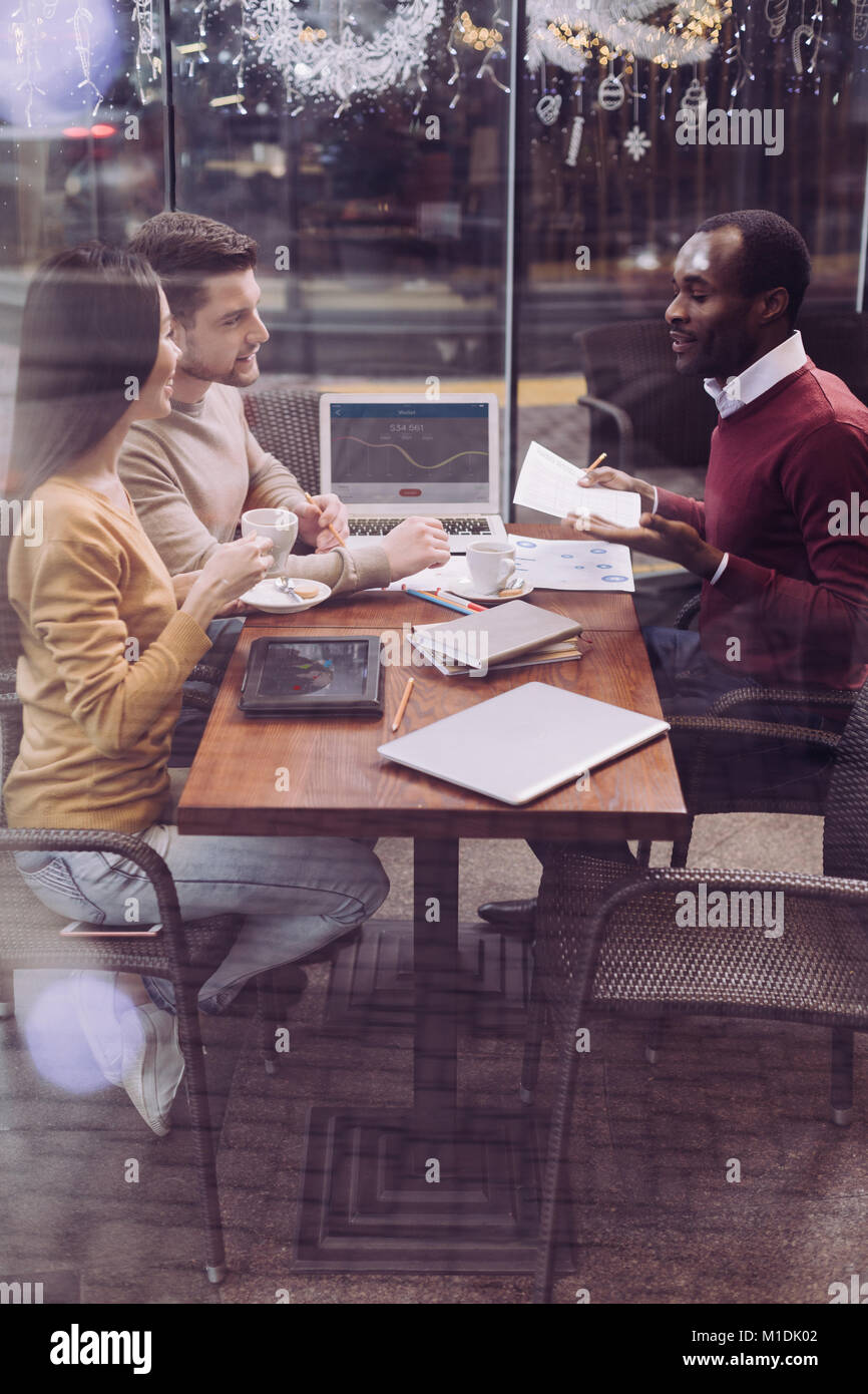 Heureux trois collègues collaborant au café Banque D'Images