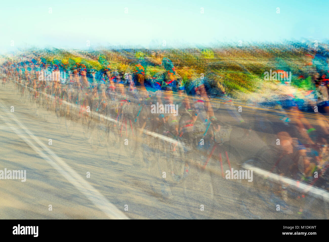 Groupe de cyclistes sur la route. La photo a été créé à l'aide de la technique d'exposition multiples. Banque D'Images