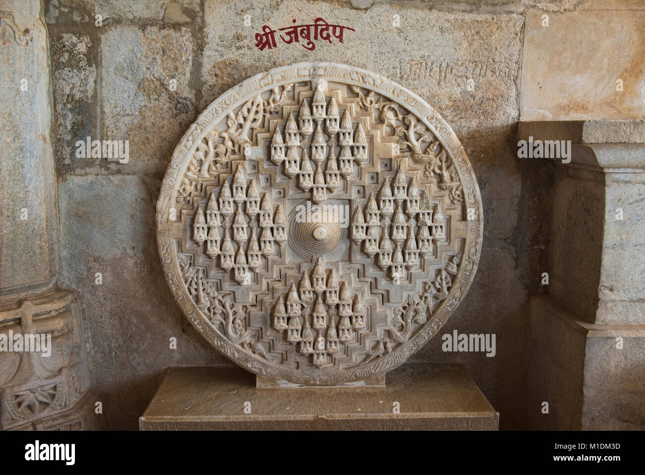 Finement sculptée chiffres à l'éblouissant en Temple Ranakpur Jain, Rajasthan, Inde Banque D'Images